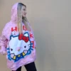 🌟 ¡Maxi Buzo Mujer Hello Kitty, perfecto para looks cómodos y adorables! 🐱 Fabricado en algodón suave, ideal para estar trendy y relajada. 💖 ¡Compra ahora con envíos express y pago seguro! 🚀